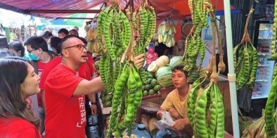 Melihat Ketum PSI Giring Blusukan ke Pasar, Beli Pete dan Nyanyi 